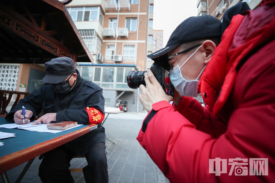 深入到社区采访，陈硕才发现，一线的志愿者和社区工作人员的辛苦超过他的想象。但在辛苦之外，更让人委屈的是，部分一线人员不能得到居民的理解，有时甚至迎来恶语相加。每当这时，他都深感自己的责任重大。 中宏网记者 富宇 摄