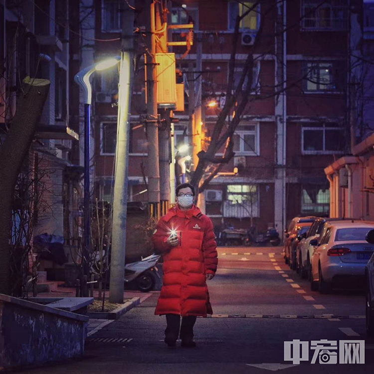 看到居委会主任在小区内巡视，陈硕顺势端起相机，拍下照片。 陈硕 摄
