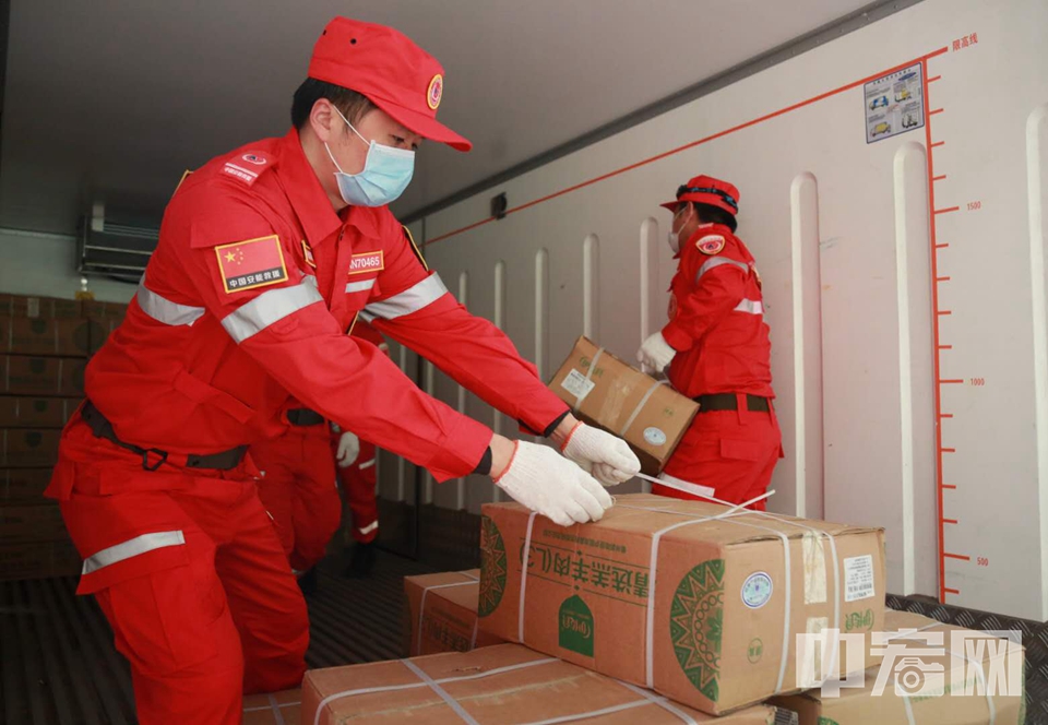 应急救援国家队中国安能集团运输分队来到武汉肉联食品有限公司搬运生活物资。