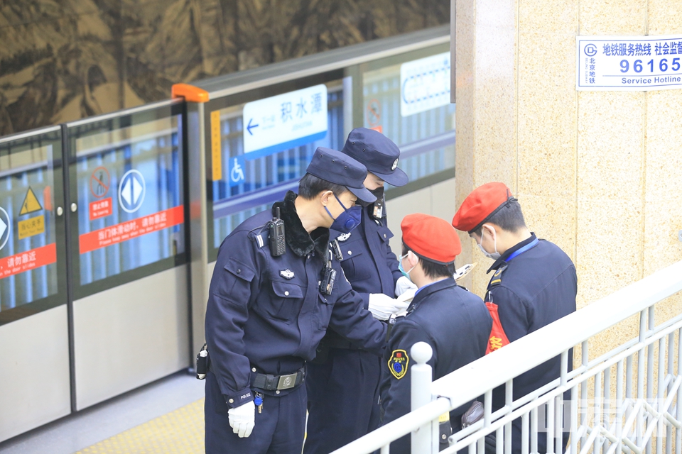 此外，若发现体温异常人员，驻站民警也会联合地铁工作人员第一时间将其带至隔离区域，联系120或999急救中心，由专业医护人员进行处理。隔离区内，酒精、消毒水、医用口罩、废弃口罩垃圾桶等防疫用品一应俱全。图为民警李毅在地铁站台同保安人员交谈。