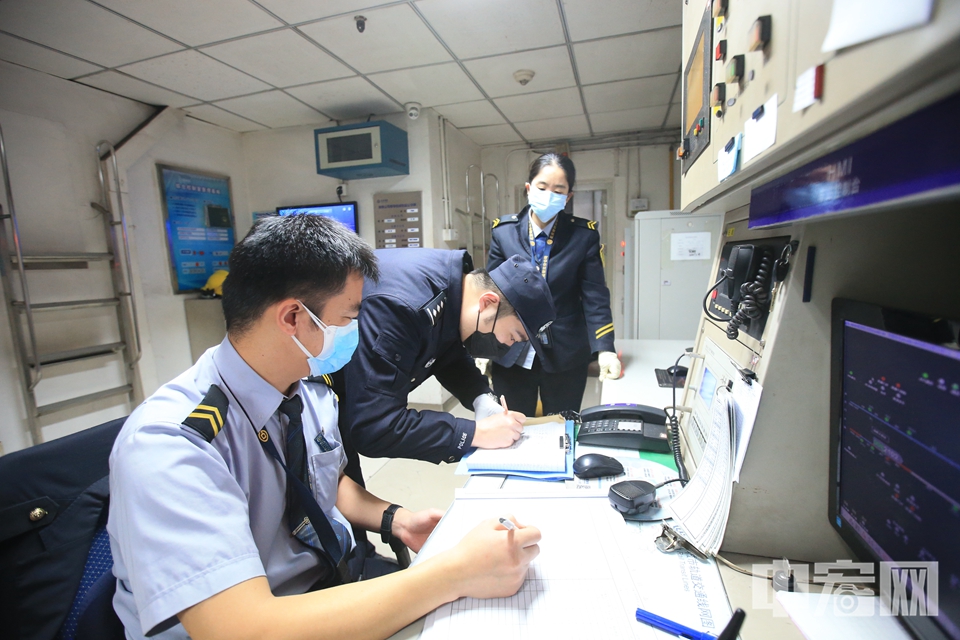 据了解，疫情发生后，地铁2号线、13号线、4号线及火车站换乘客流压力相对较小，相关治安问题也明显减少，然而，民警的工作内容和监管职责却有所增加，除日常开展巡逻防控打击整治、对站区进行消防及安全设备检查、对安检员进行督导等工作外，还要监督地铁工作人员对辖区进行消毒，确保站内电扶梯扶手、自动售票机、座椅、闸机等区域及设备设施定期清扫、消毒。图为民警对站区进行消防及安全设备检查。