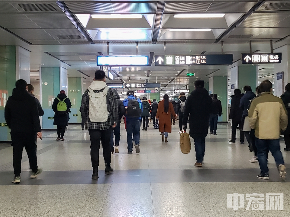 3月3日早高峰时段，乘客在地铁宋家庄站进行换乘。 王猛 摄