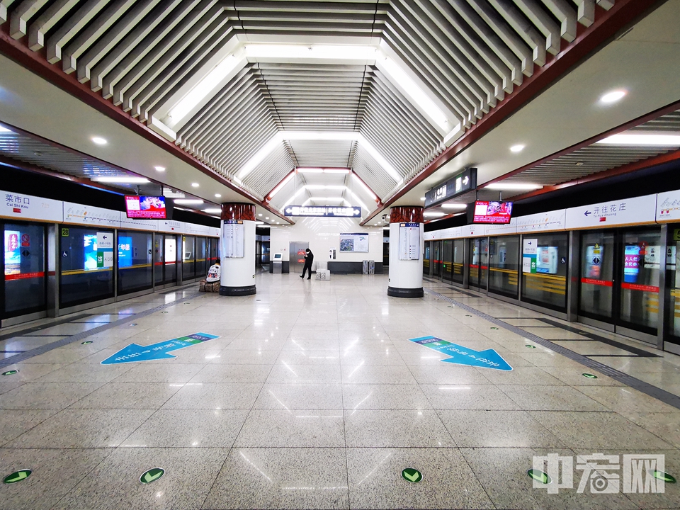 3月2日中午时分，地铁7号线菜市口站空空荡荡。 中宏网记者 富宇 摄
