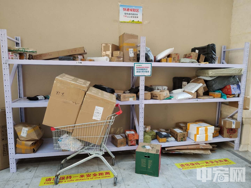 北京石景山某小区的临时快递收发点内堆满包裹。 吴群 摄