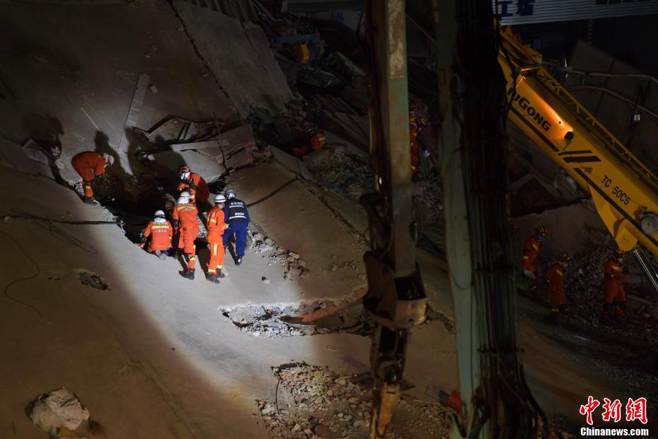 图为3月8日深夜，救援人员在福建泉州欣佳快捷酒店坍塌事故现场紧张搜救。 张斌 摄
