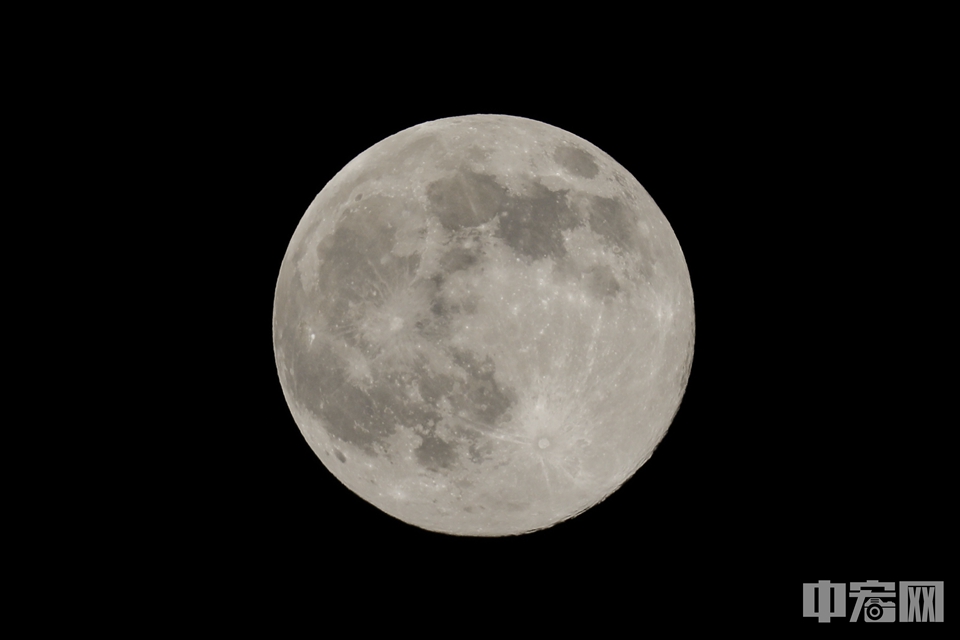 中宏网3月10日电（记者 康书源）10日凌晨，2020年首个“超级月亮”现身夜空，这是本年度“第二大满月”。