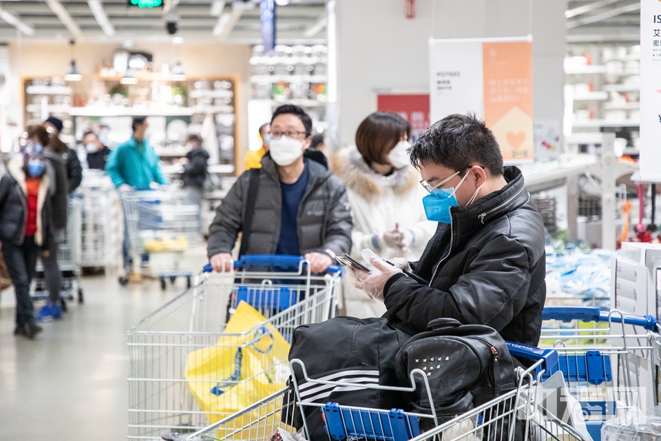 一位顾客佩戴着口罩和一次性手套。 中宏网记者 富宇 摄