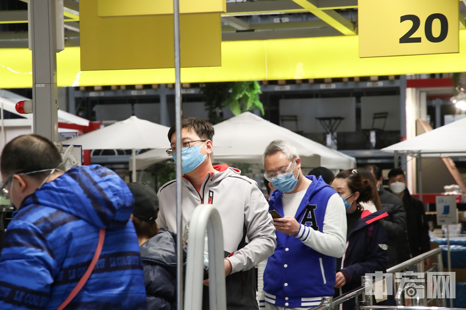 顾客在收银台前排队。 中宏网记者 富宇 摄