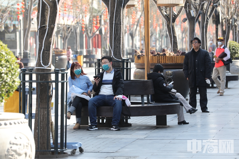 部分游客做好防护来到前门大街游览。 中宏网记者 富宇 摄