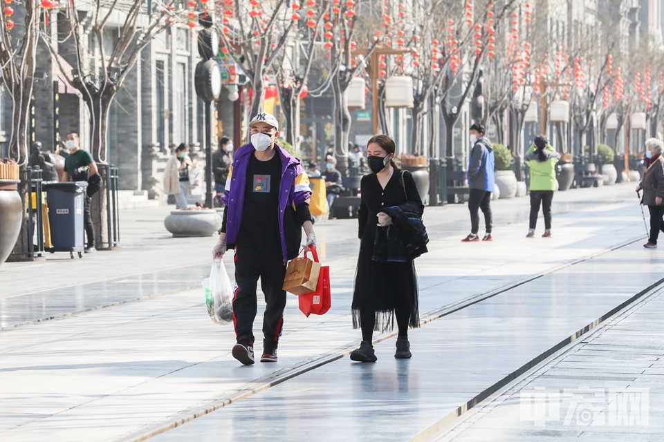 前门大街上的市民。 中宏网记者 富宇 摄