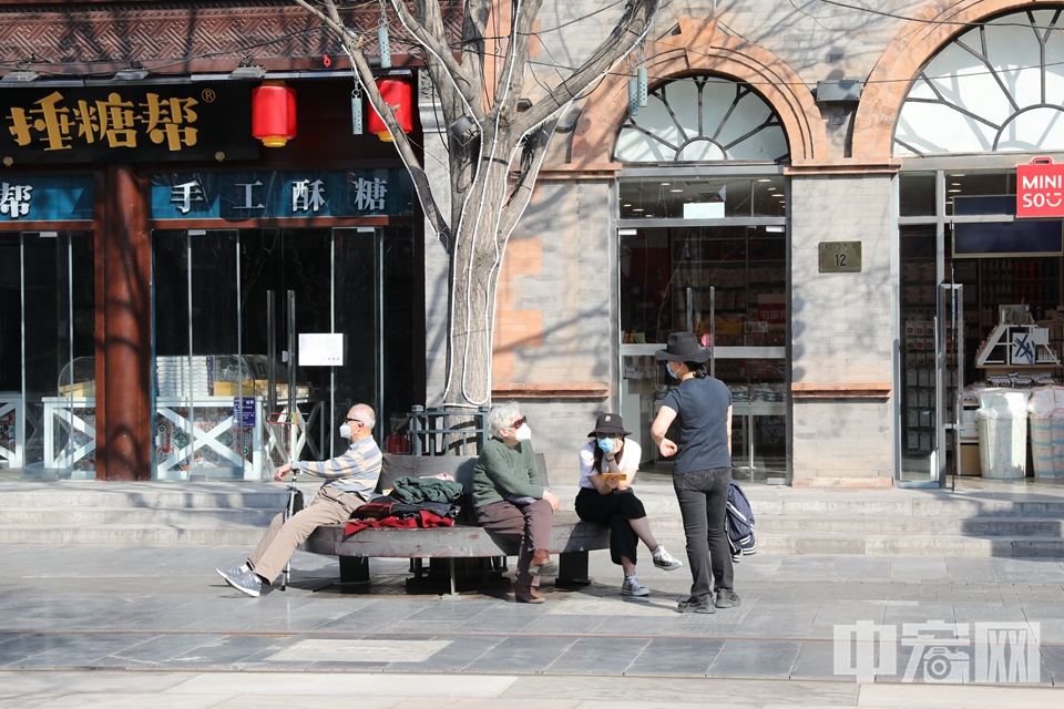市民在前门大街上休息。 中宏网记者 富宇 摄