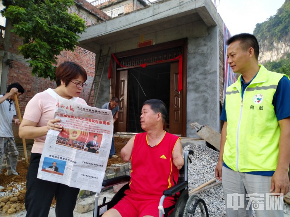 5月30日,全国"两会"刚结束,龙州县教育局局长陆彩英便带领驻村扶贫