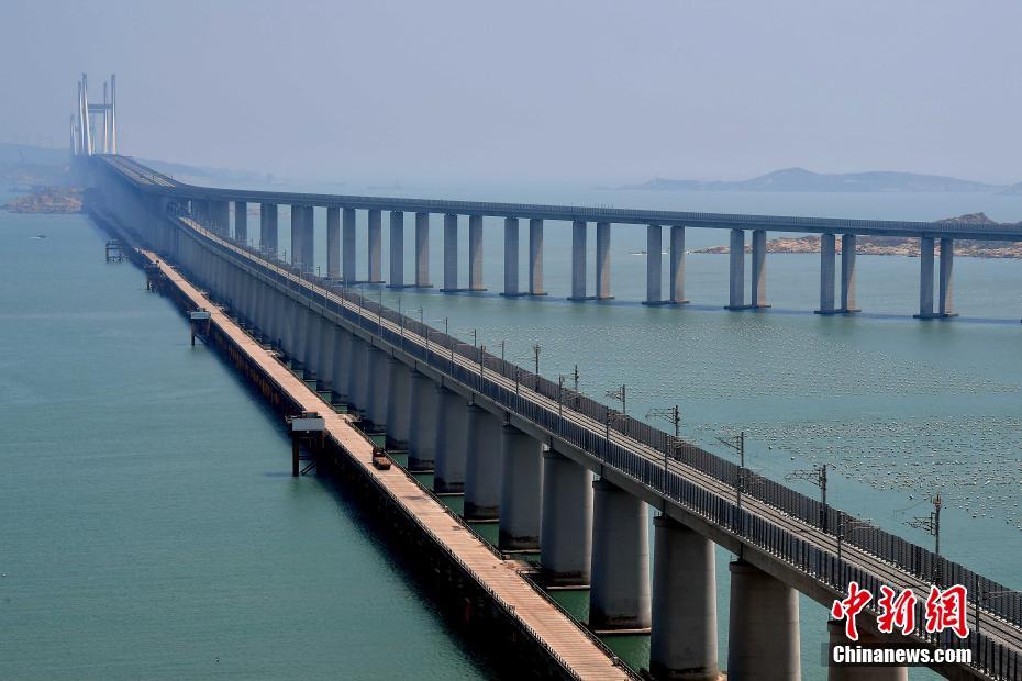 8月25日,福建平潭,平潭海峡公铁两用大桥铁路线路正在进行静载试验.
