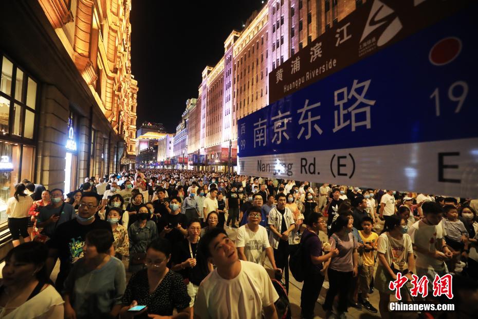 上海南京路步行街东拓段开街 民众争睹"夜上海"风采