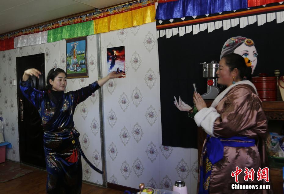 1月5日,学习直播带货的青海牧民女子多杰卓玛(左)在扎西卓玛(右)的