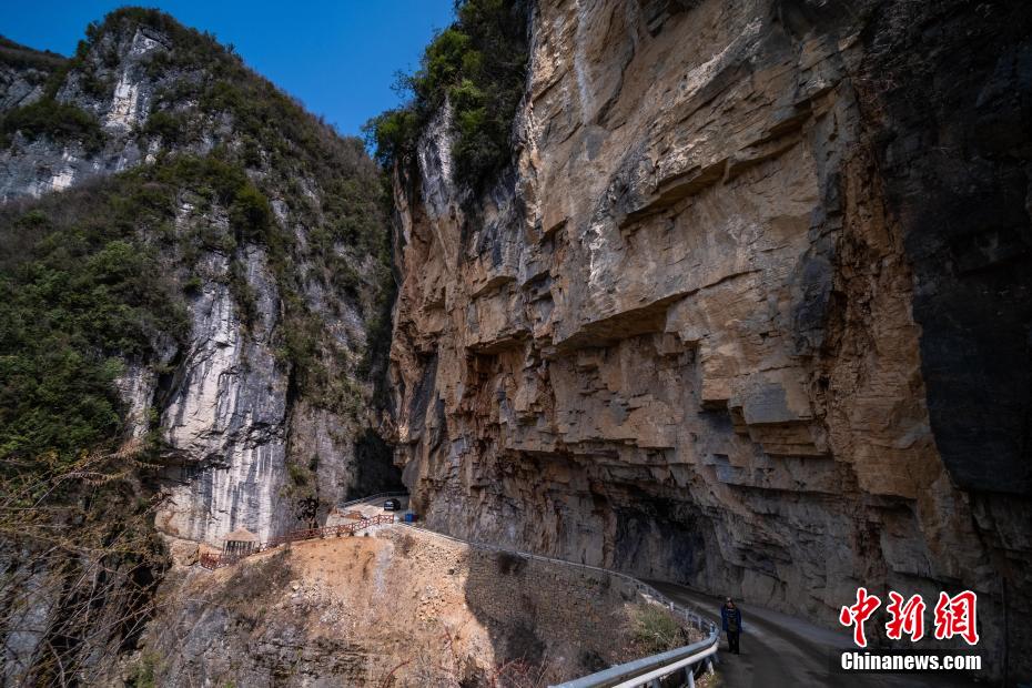 重庆巫山下庄村 "绝壁天路"变致富路