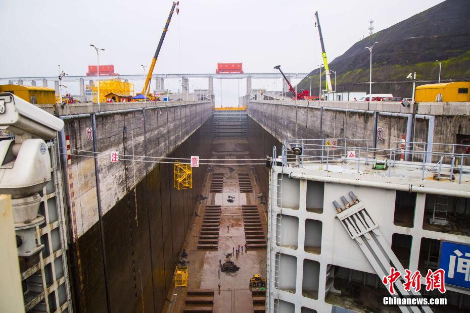 三峡北线船闸停航检修闸室水体排干底部显露