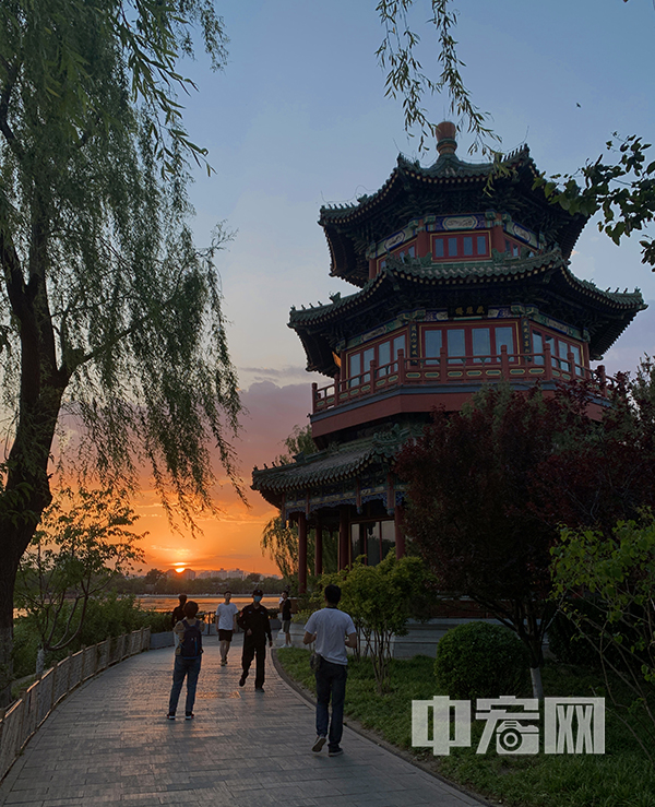 北京傍晚现醉人晚霞 什刹海景色如画