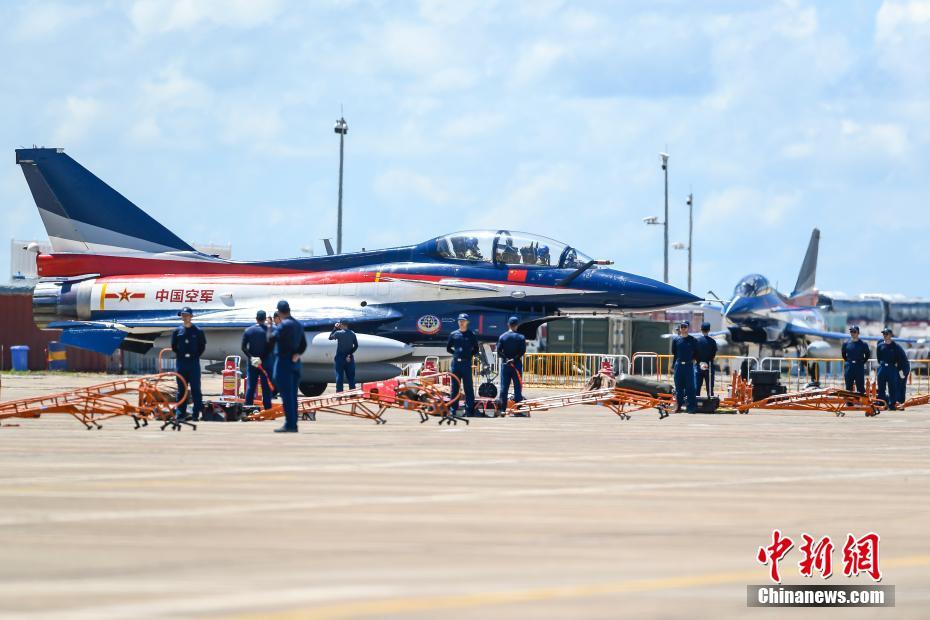 中国空军八一飞行表演队抵达珠海