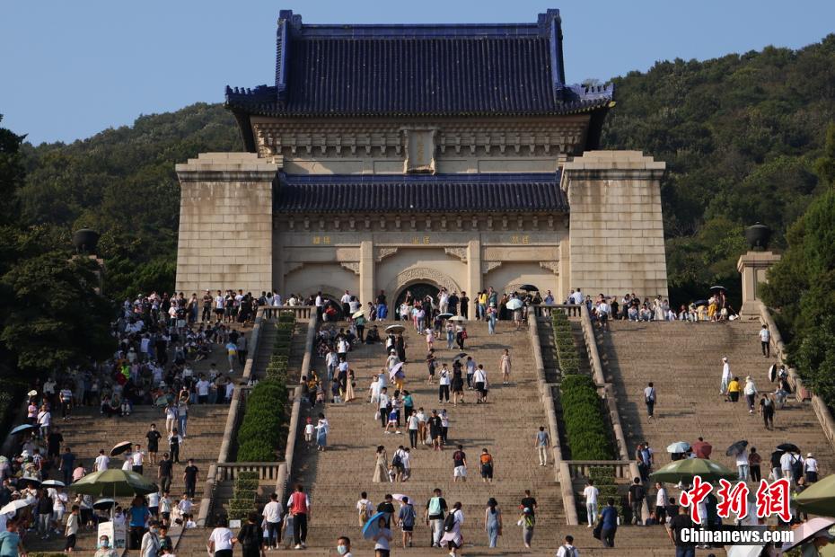 南京中山陵确保民众有序参观中山陵墓室不对外开放