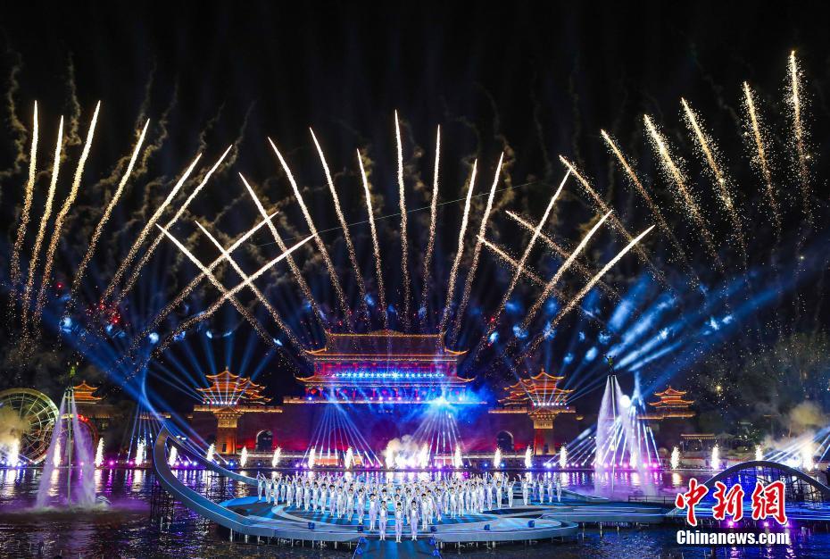 12月8日晚,电影节启动仪式在福州闽越水镇举行.