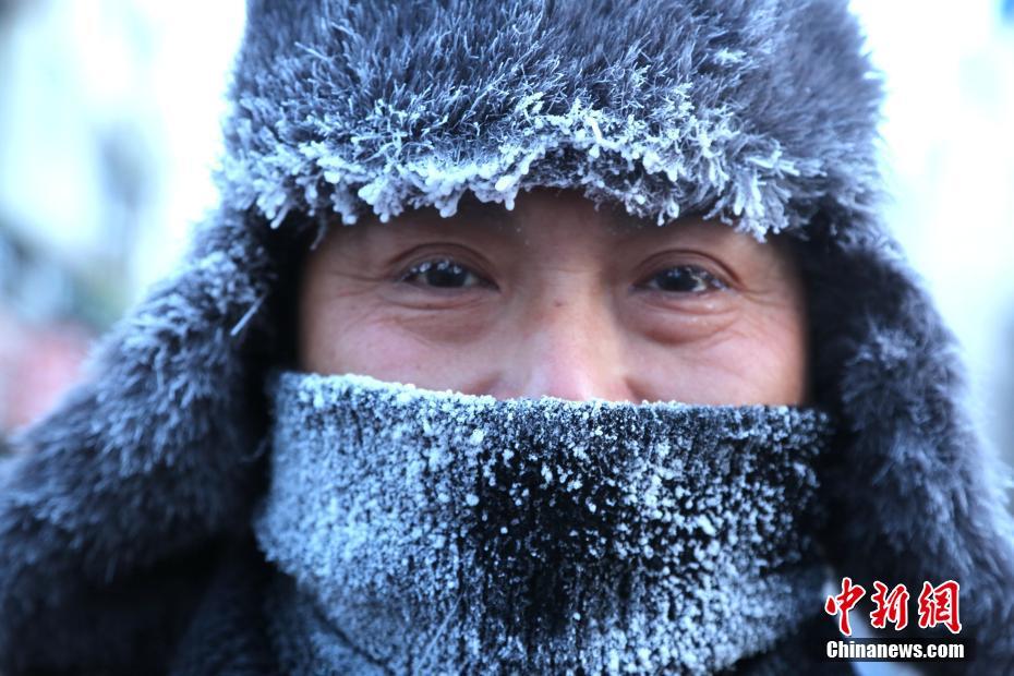1月23日,黑龙江黑河出现持续降温达到近零下40度严寒天气,黑河早市