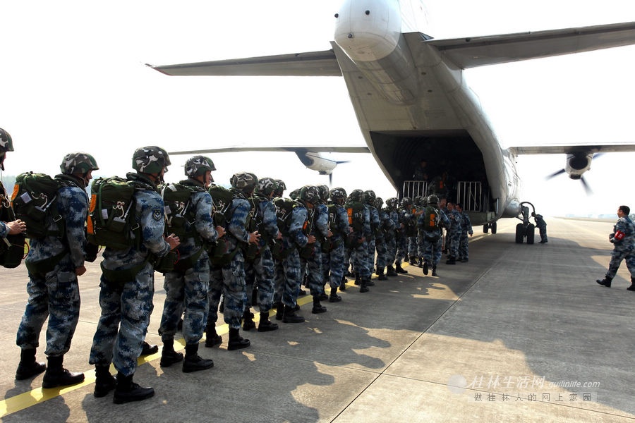 炫呆了!空降兵實戰化