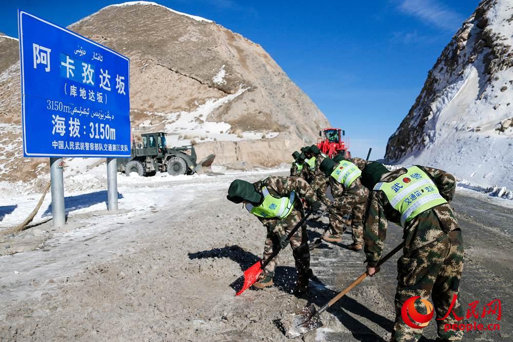 新藏線現5公里結冰路段交通受阻武警某部鏖戰6小時搶通道路