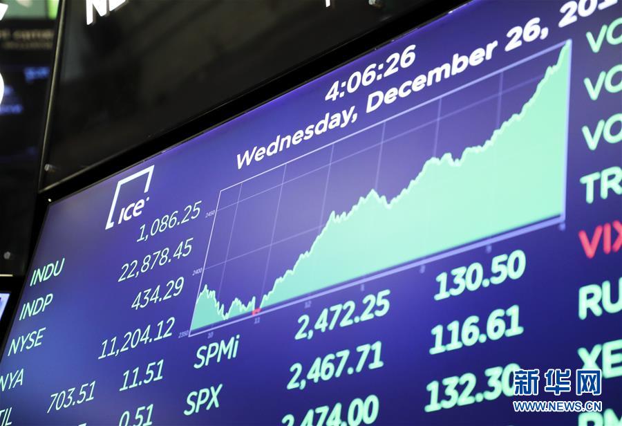 12月26日,美国纽约证券交易所的电子屏显示当天交易信息