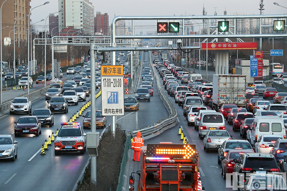 北京首條快速路潮汐車道啟用 可移動護欄引關注