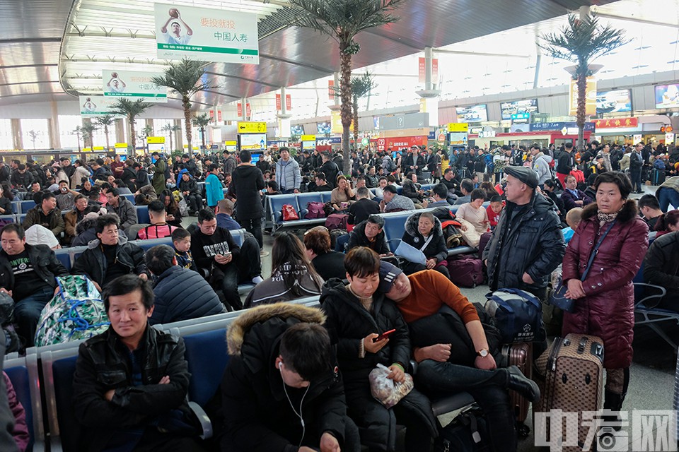1月21日中午1点,天津火车站候车室,天津站候车室人满为患
