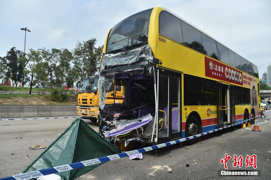 香港西九龙公路发生严重车祸 巴士损毁严重