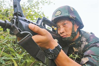 训练场上,带队备战上级比武的第73集团军某旅"特战尖刀连"连长蒯威