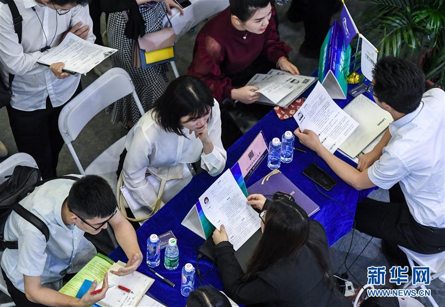 當日,第十七屆中國國際人才交流大會在深圳啟幕,來自50多個國家和地區