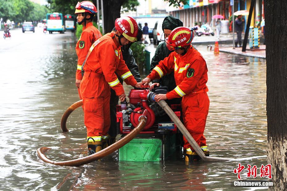 甘肅武威強降雨致積水消防員緊急巡查救援