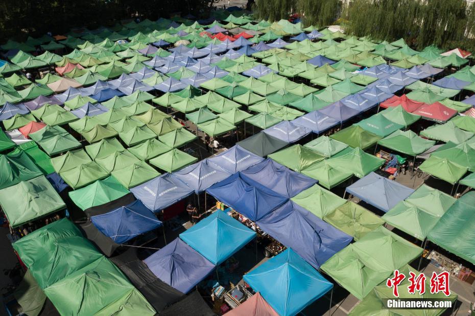 6月30日,航拍山西太原一古玩市场密密麻麻的遮阳帐篷