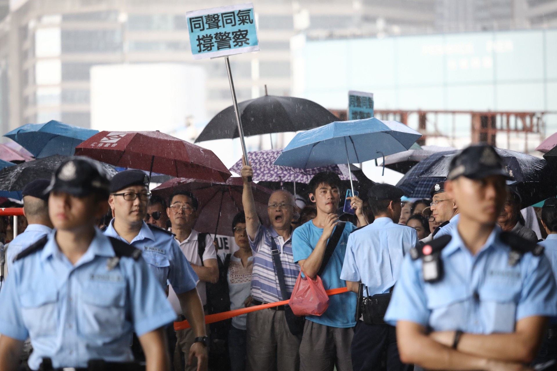 市民高喊撑警队,护法治,保安宁的口号,表达维护香港警察应有权益的