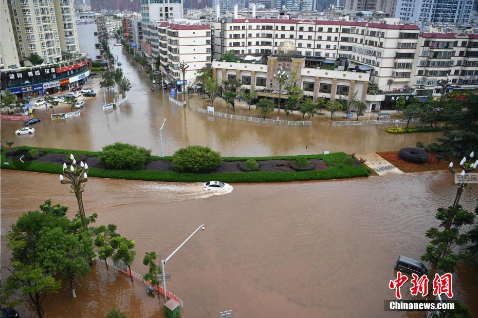 昆明连日暴雨引发城市内涝 多处交通中断