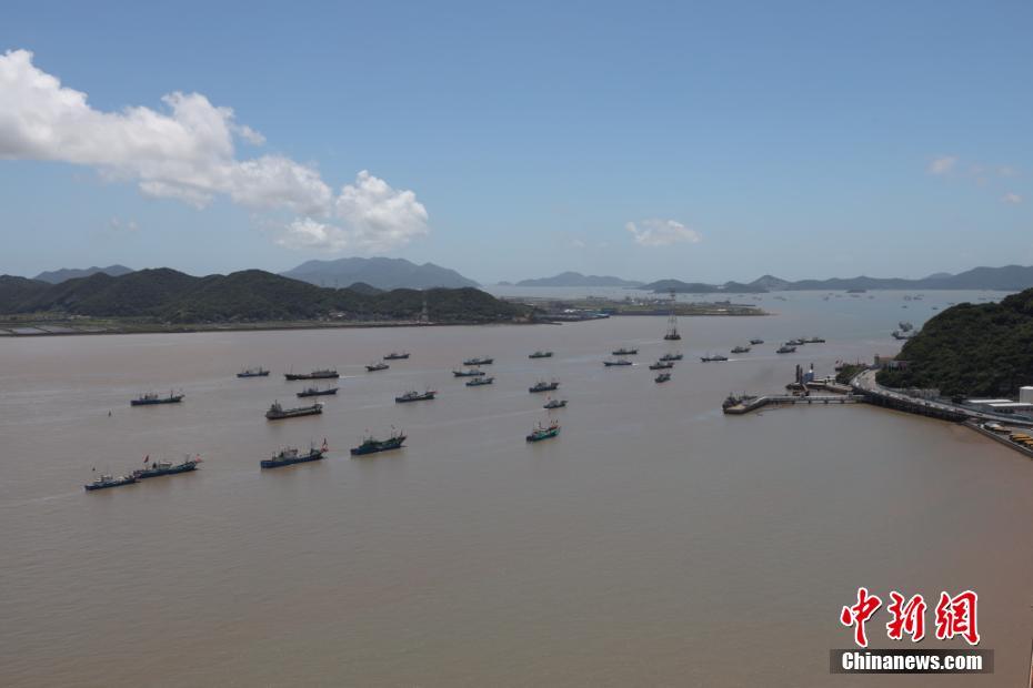 當天中午12時起,千艘漁船從浙江舟山群島新區沈家門漁港出發,赴東海