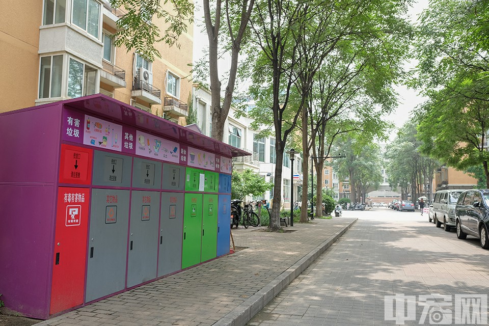 按北京市规定的垃圾分类对有害垃圾(红色),其他垃圾(灰色),厨余垃圾