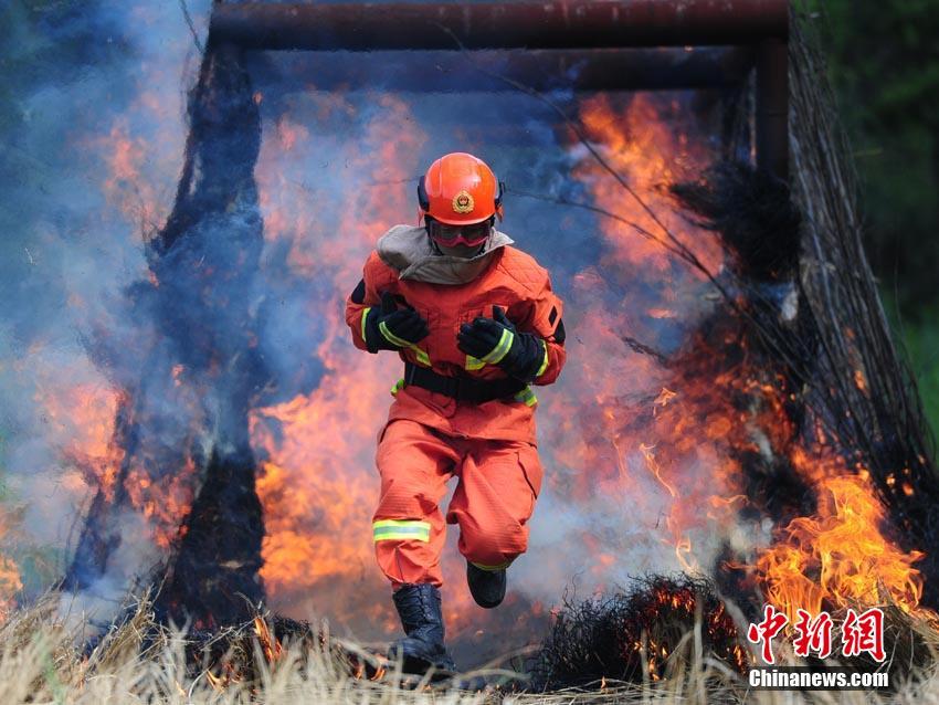 锤炼心理素质 吉林森林消防新兵奋不顾身闯火场