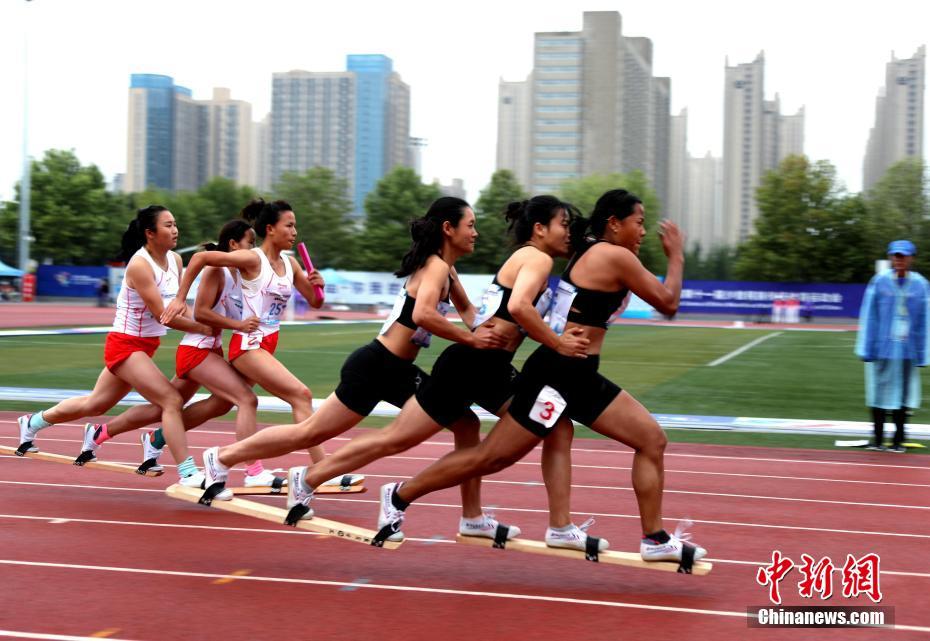 全国少数民族传统体育运动会:选手步调一致角逐板鞋竞速