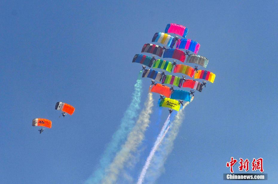 10月11日,山西太原,2019尧城(太原)国际通用航空飞行大会特技飞行表演