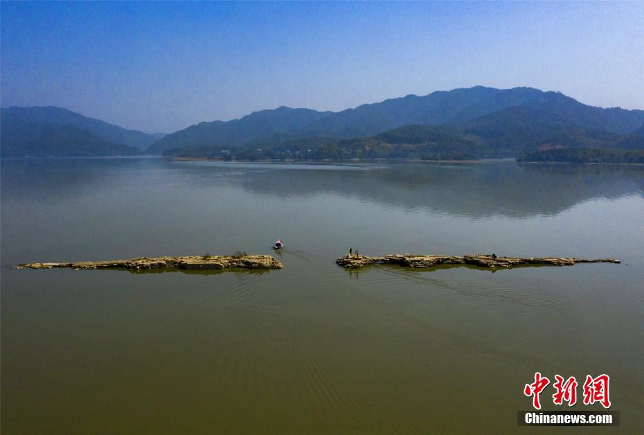 江西仙女湖水位持续走低明代万年桥浮出水面