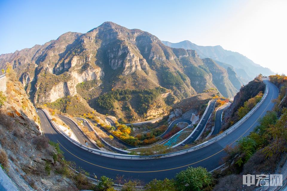 位於房山區的紅井路是北京境內彎道最多,風景最美的一條山區公路.