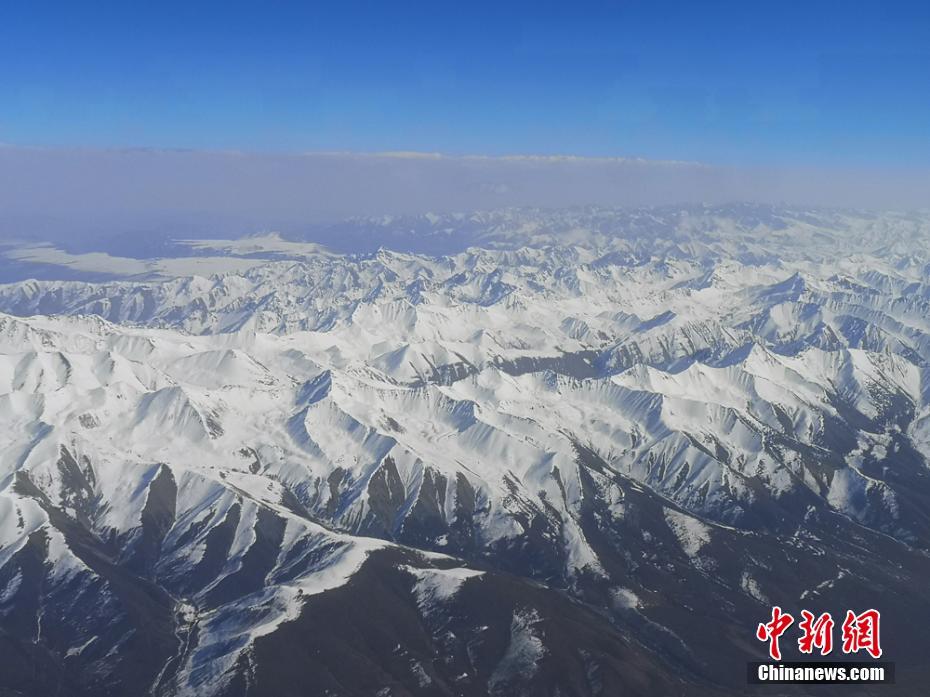 初冬航拍祁连山 白雪皑皑蔚为壮观