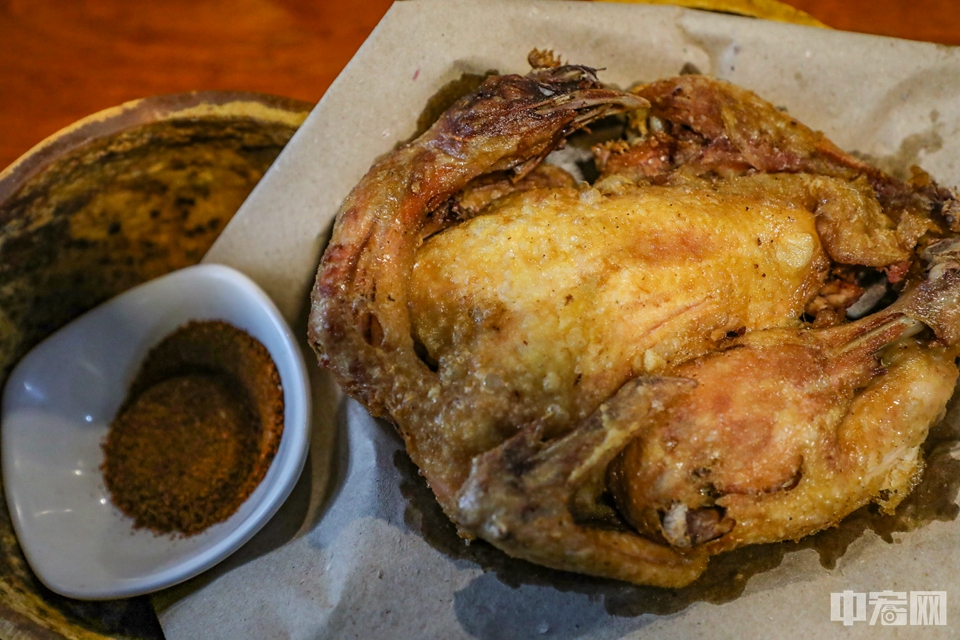 葫芦鸡是陕西西安市汉族传统名菜,葫芦鸡早在唐代的时候,陕西人民就