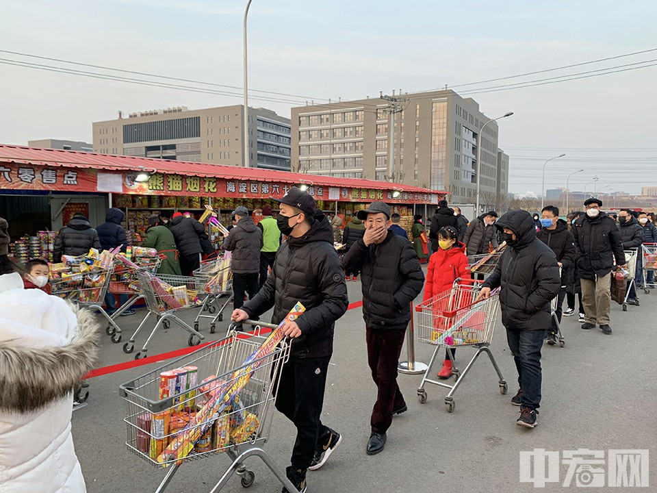 大年三十市民排隊購煙花 京城禁放區有大變化