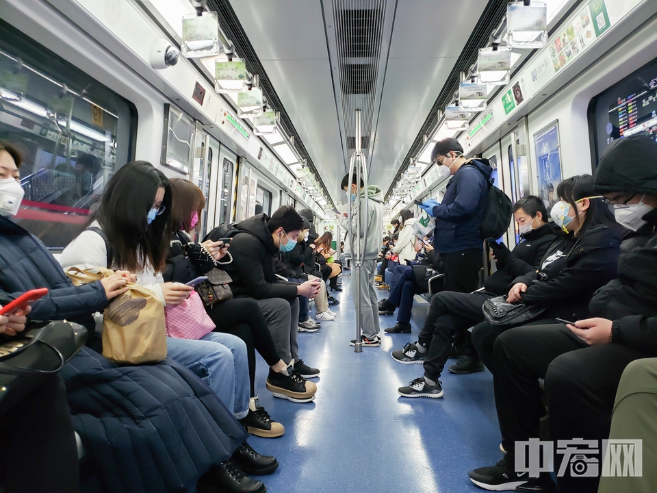 北京地铁5号线早高峰图片