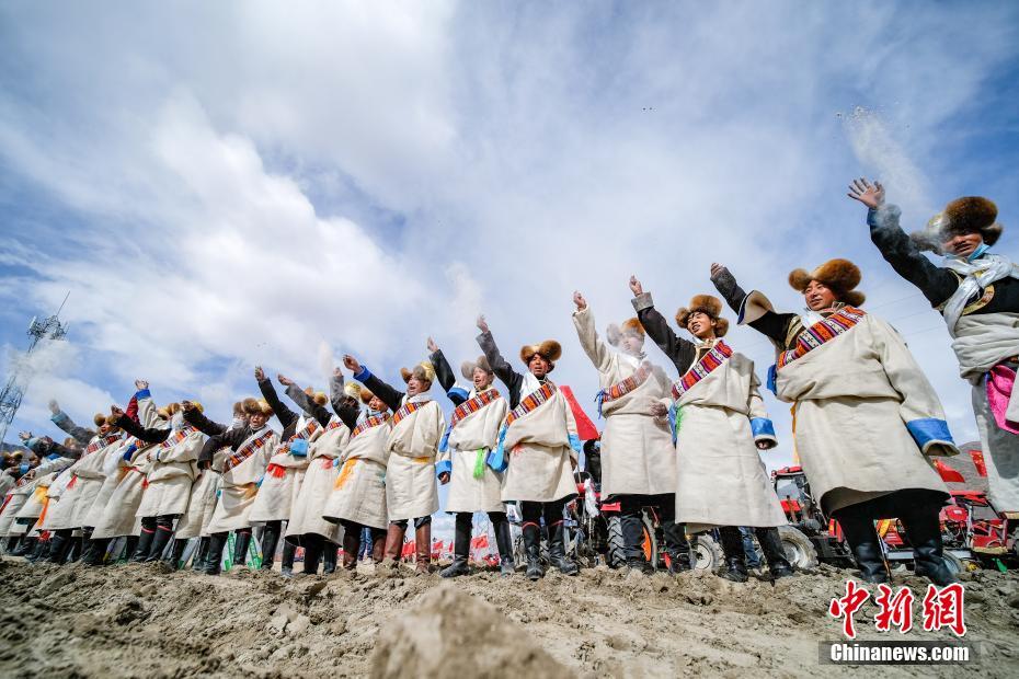 3月16日,西藏自治区拉萨市曲水县才纳乡协荣村参加春耕仪式的村民们将